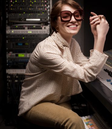 medium-shot-smiley-woman-wearing-glasses